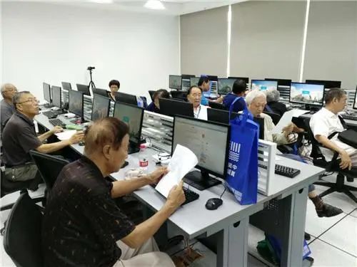 吳中區圖書館第12期“愛老扶老”公益培訓活動 助老年讀者輕松玩轉電腦與手機